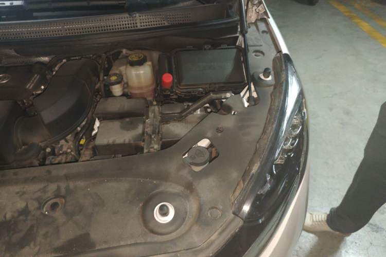Used Buick GL8 2023 ES Lu Zun Luxury Edition and Yue Version Engine Bay Left