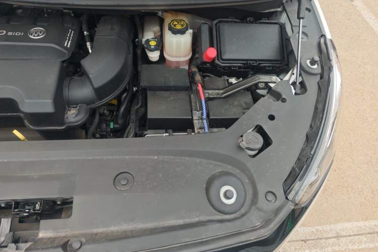 Used Buick GL8 2023 ES Lu Zun Comfort Model Engine Bay Left