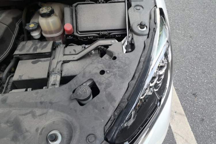 Used Buick GL8 2023 ES Lu Zun Comfort Model Engine Bay Left