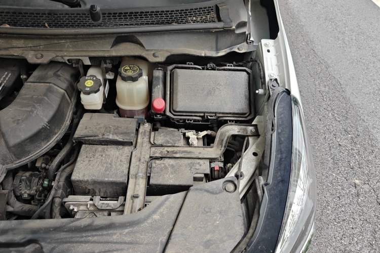 Used Buick GL8 2023 Land Executive Class Comfort Model Engine Bay Left