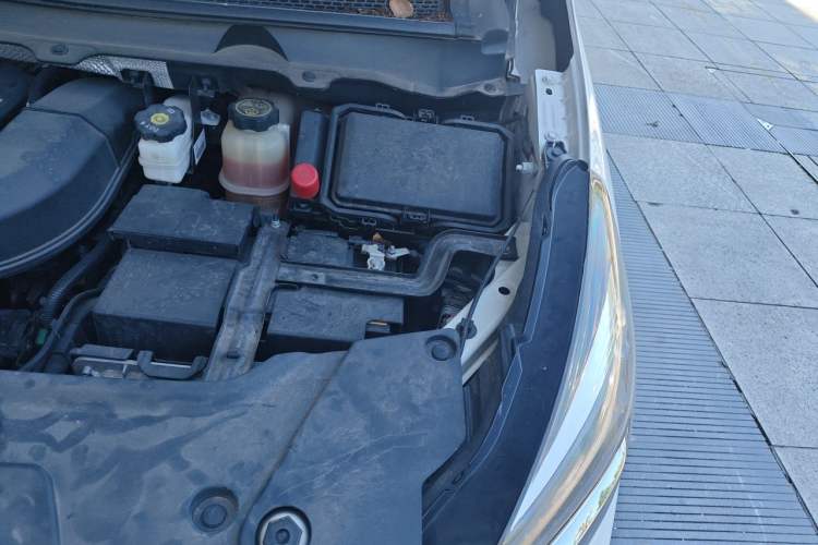 Used Buick GL8 2023 Land Executive Class Comfort Model Engine Bay Left