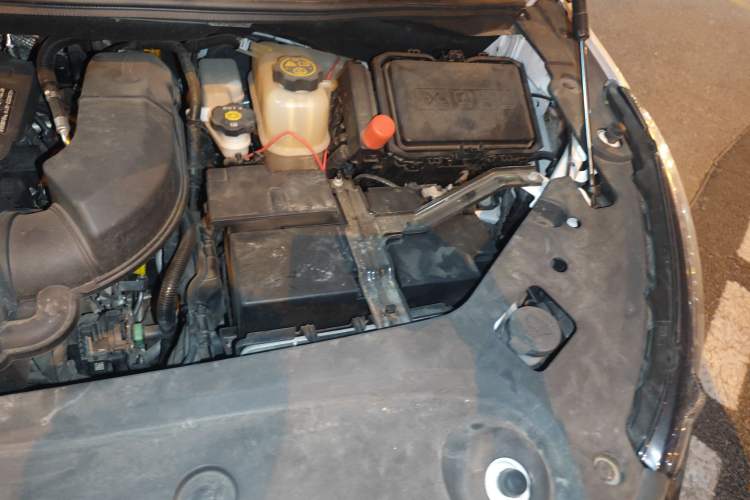 Used Buick GL8 2023 ES Lu Zun Deluxe Model Engine Bay Left