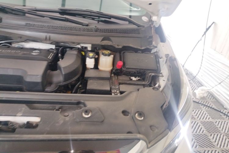 Used Buick GL8 2023 Land Executive Class Comfort Model Engine Bay Left