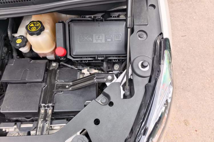 Used Buick GL8 2023 ES Lu Zun Comfort Model Engine Bay Left