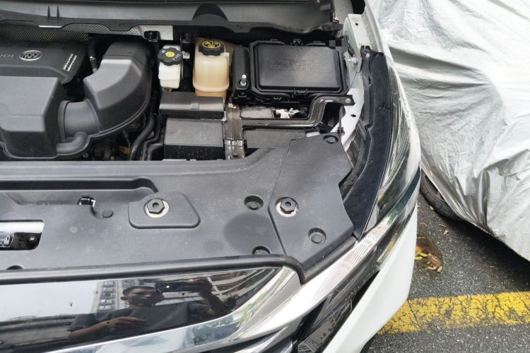 Used Buick GL8 2023 Land Executive Class Comfort Model Engine Bay Left
