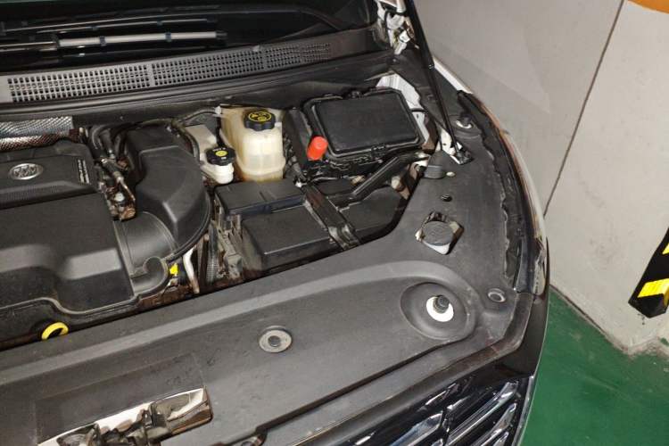 Used Buick GL8 2023 ES Lu Zun Comfort Model Engine Bay Left