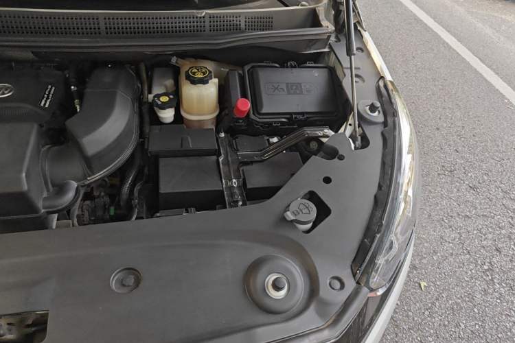 Used Buick GL8 2023 ES Lu Zun Deluxe Model Engine Bay Left