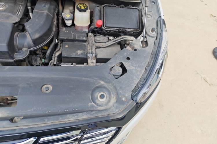 Used Buick GL8 2023 ES Lu Zun Deluxe Model Engine Bay Left
