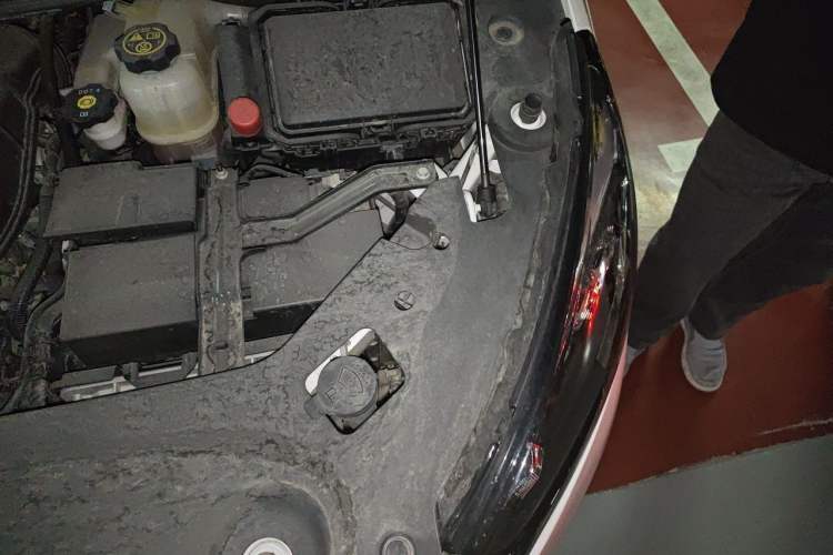 Used Buick GL8 2023 ES Lu Zun Deluxe Model Engine Bay Left
