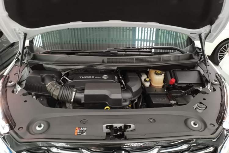 Used Buick GL8 2023 ES Lu Zun Deluxe Model Engine Bay