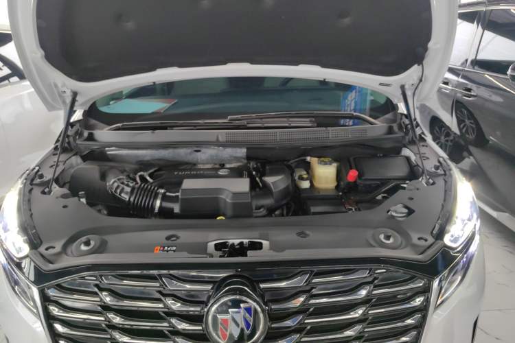 Used Buick GL8 2023 ES Lu Zun Deluxe Model Engine Bay