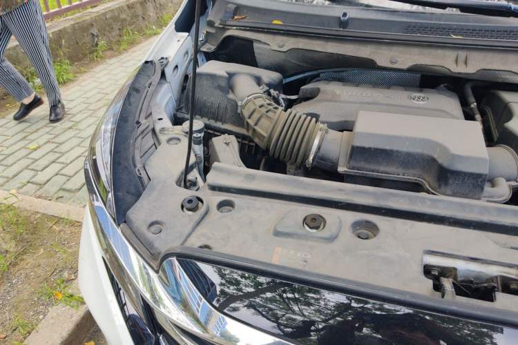 Used Buick GL8 2023 Facelifted Land Cruiser Executive Luxury Version Engine Bay Right