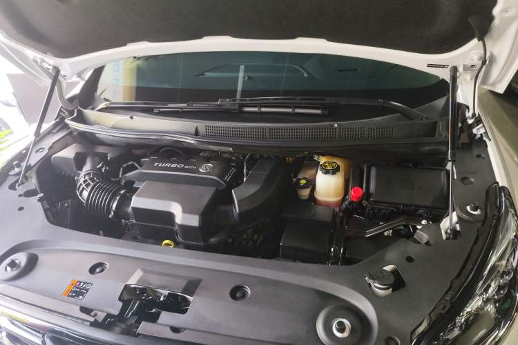 Used Buick GL8 2023 ES Lu Zun Deluxe Model Engine Bay