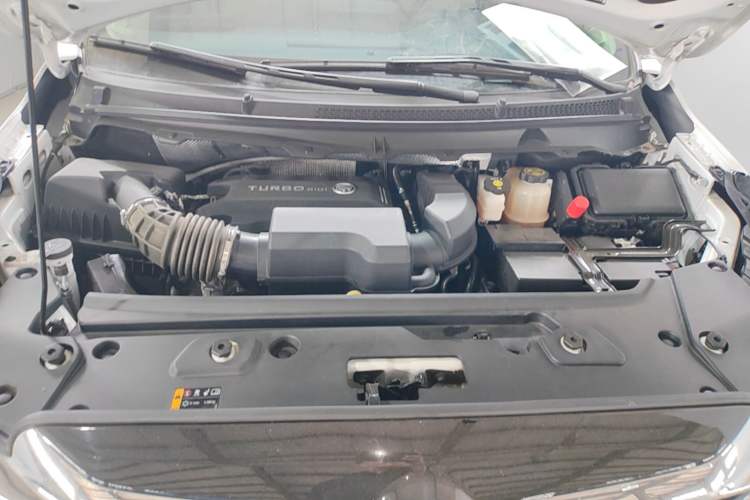 Used Buick GL8 2023 Facelifted Land Cruiser Executive Luxury Version Engine Bay
