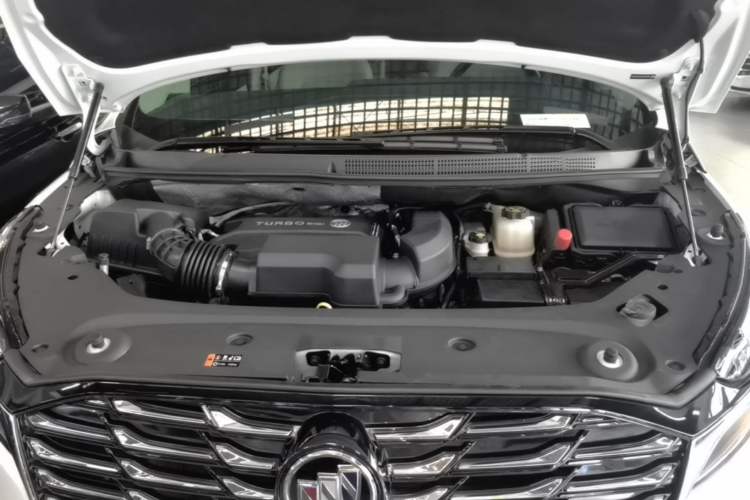 Used Buick GL8 2023 ES Lu Zun Deluxe Model Engine Bay