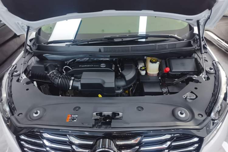 Used Buick GL8 2023 ES Lu Zun Deluxe Model Engine Bay