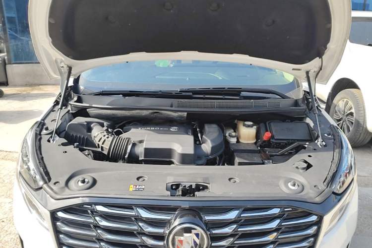 Used Buick GL8 2023 ES Lu Zun Deluxe Model Engine Bay