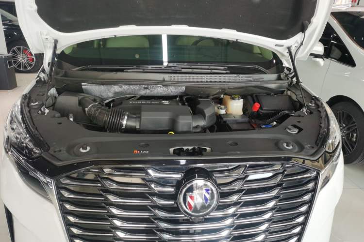 Used Buick GL8 2023 ES Lu Zun Deluxe Model Engine Bay