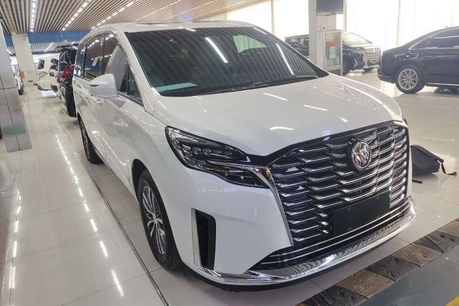 Used Buick GL8 2023 ES Lu Zun Comfort Model Exterior 1