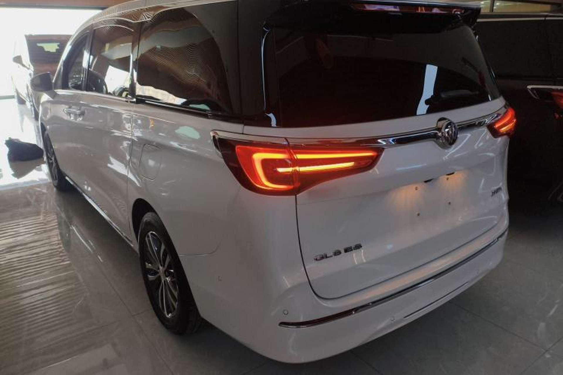 Used Buick GL8 2023 ES Lu Zun Deluxe Model Exterior 2