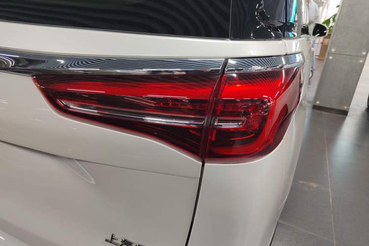 Used Buick GL8 2023 ES Lu Zun Deluxe Model Exterior 3