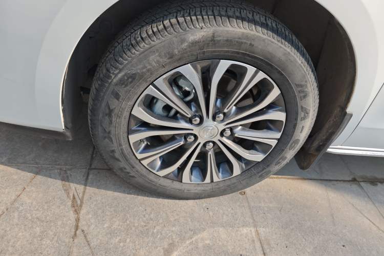 Used Buick GL8 2023 Facelifted Land Cruiser Executive Luxury Version Exterior 4