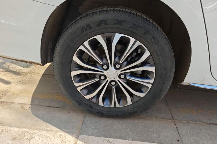 Used Buick GL8 2023 Facelifted Land Cruiser Executive Luxury Version Exterior 5