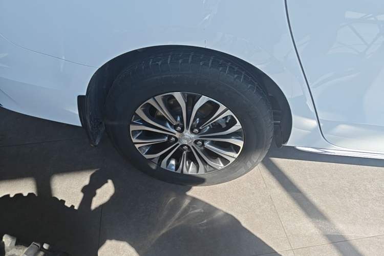 Used Buick GL8 2023 Facelifted Land Cruiser Executive Luxury Version Exterior 5