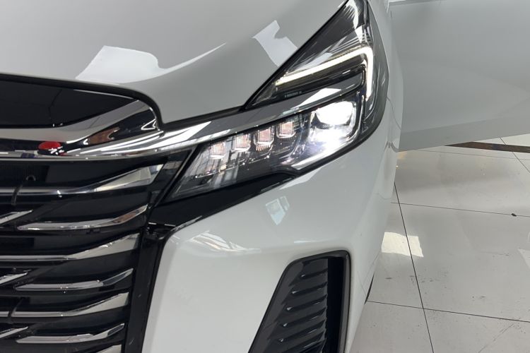 Used Buick GL8 2023 Facelifted Land Cruiser Executive Luxury Version Exterior 6