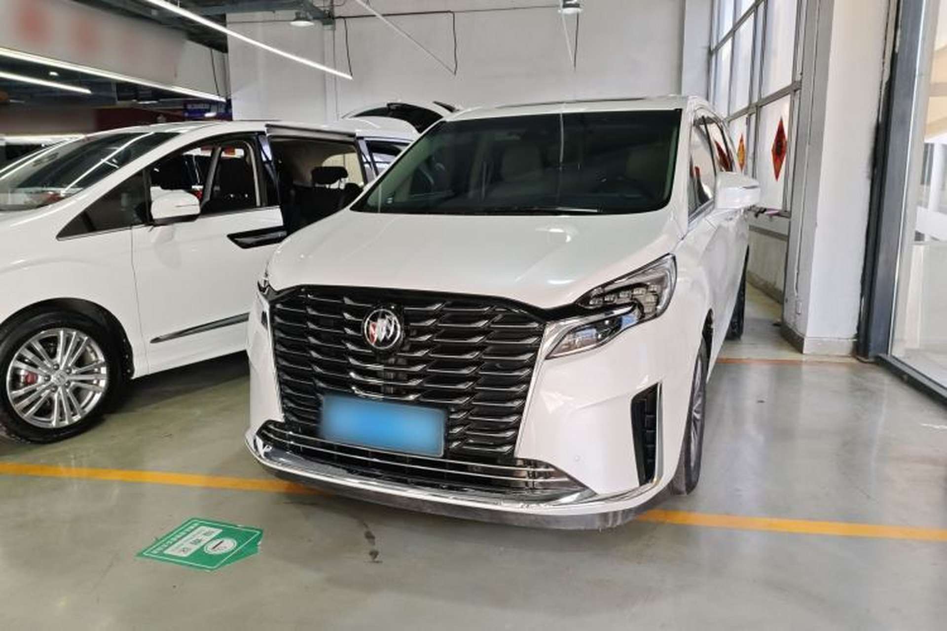 Used Buick GL8 2023 ES Lu Zun Deluxe Model Front Left 45 Deg