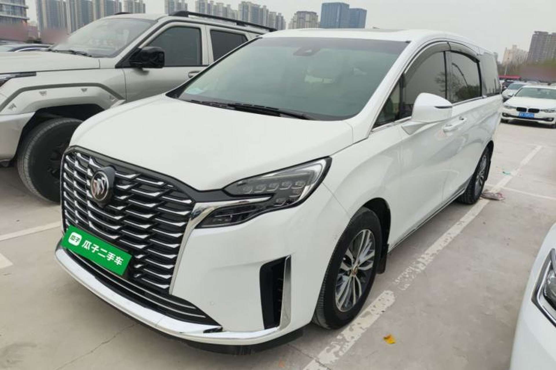 Used Buick GL8 2023 ES Lu Zun Deluxe Model Front Left 45 Deg