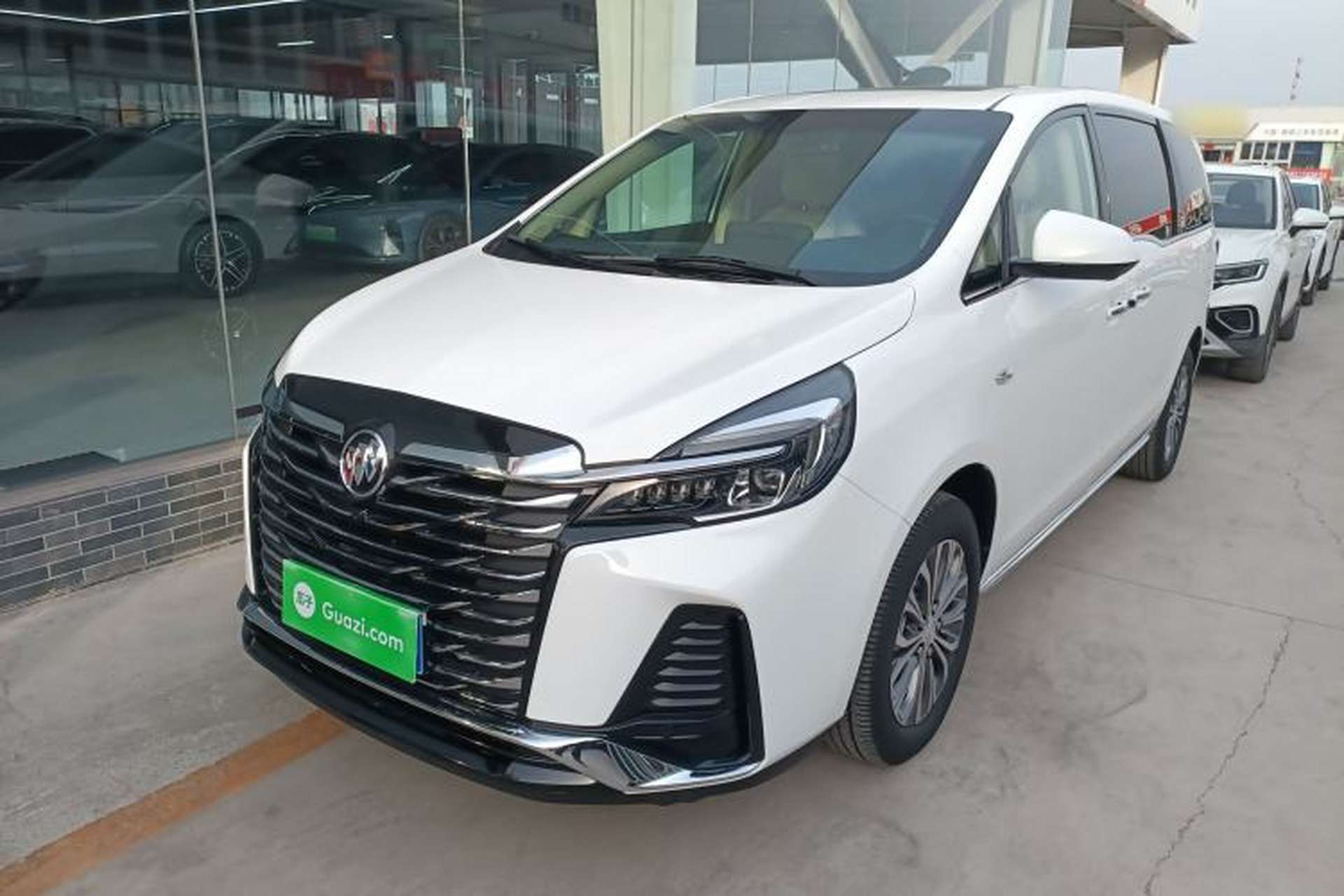 Used Buick GL8 2023 Facelifted Land Cruiser Executive Luxury Version Front Left 45 Deg