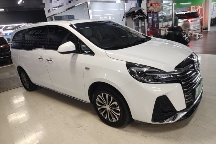 Used Buick GL8 2023 Facelifted Land Cruiser Executive Luxury Version Front Right 45 Deg