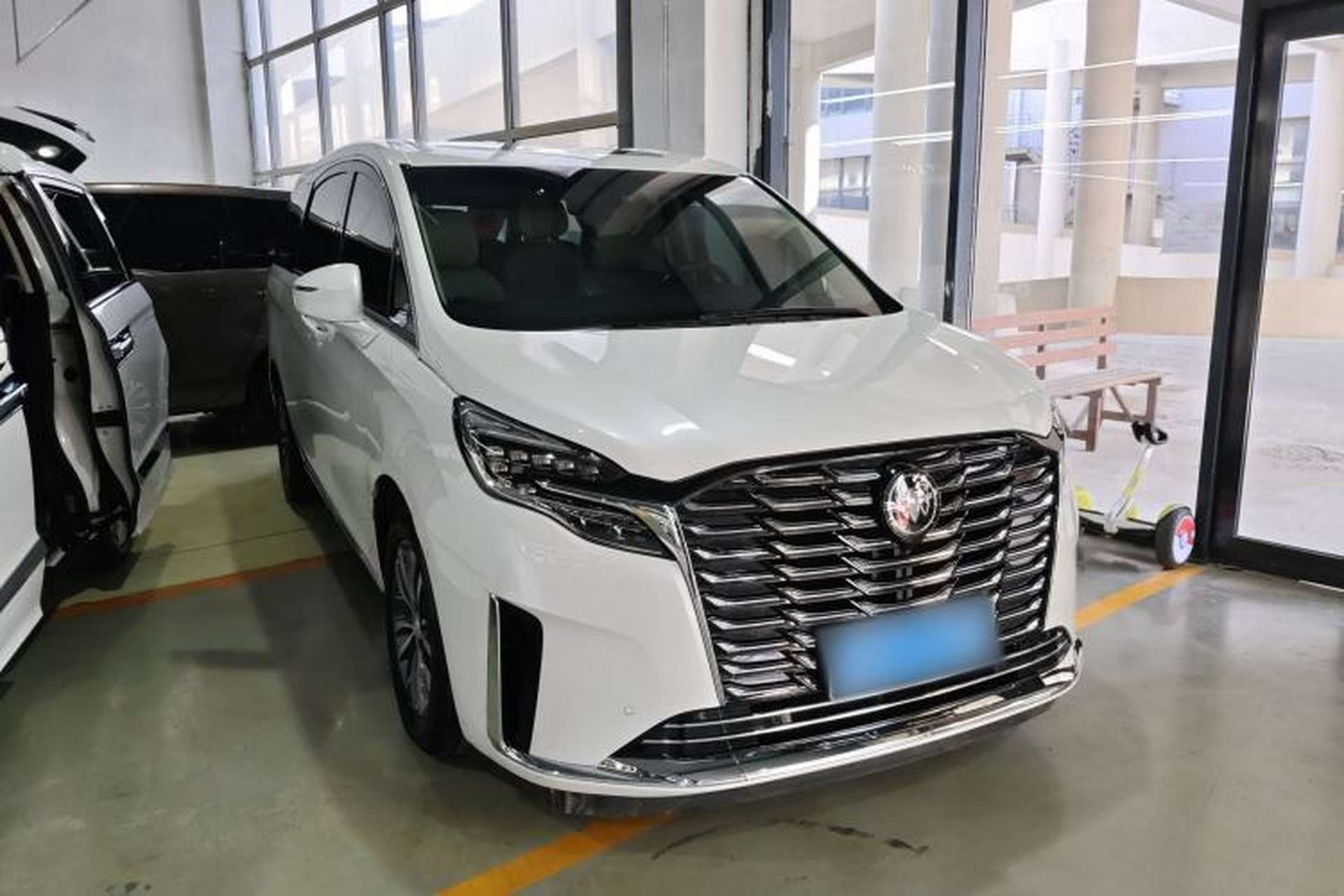 Used Buick GL8 2023 ES Lu Zun Deluxe Model Front Right 45 Deg