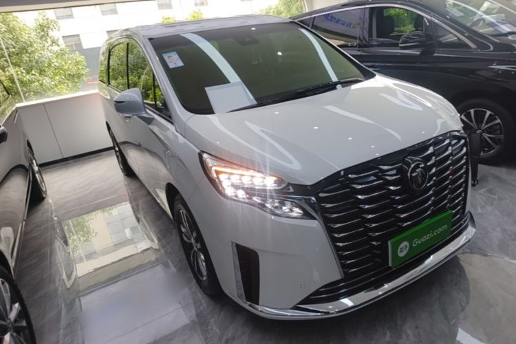 Used Buick GL8 2023 ES Lu Zun Deluxe Model Front Right 45 Deg