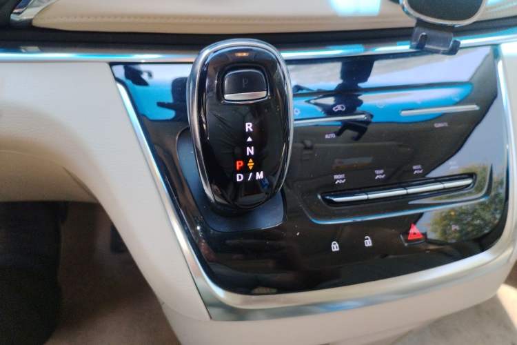 Used Buick GL8 2023 Facelifted Land Cruiser Executive Luxury Version Gear Lever
