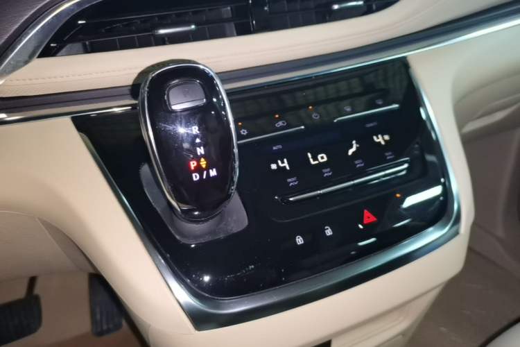 Used Buick GL8 2023 Facelifted Land Cruiser Executive Luxury Version Gear Lever