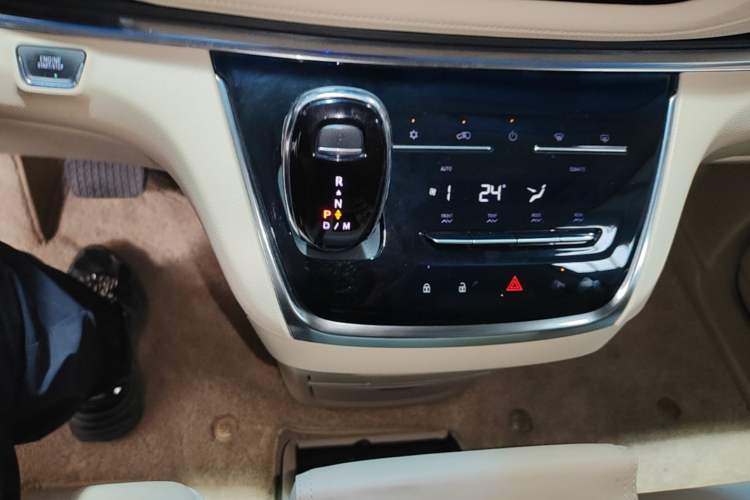 Used Buick GL8 2023 Facelifted Land Cruiser Executive Luxury Version Gear Lever