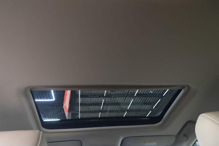 Used Buick GL8 2023 Facelifted Land Cruiser Executive Luxury Version Headliner