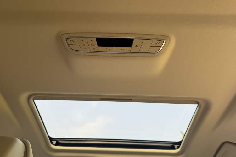 Used Buick GL8 2023 ES Lu Zun Deluxe Model Headliner