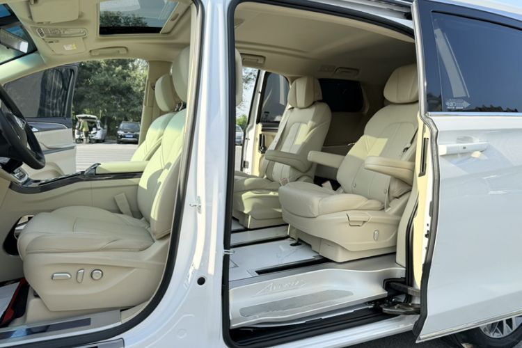 Used Buick GL8 2023 ES Lu Zun Deluxe Model Interior 1