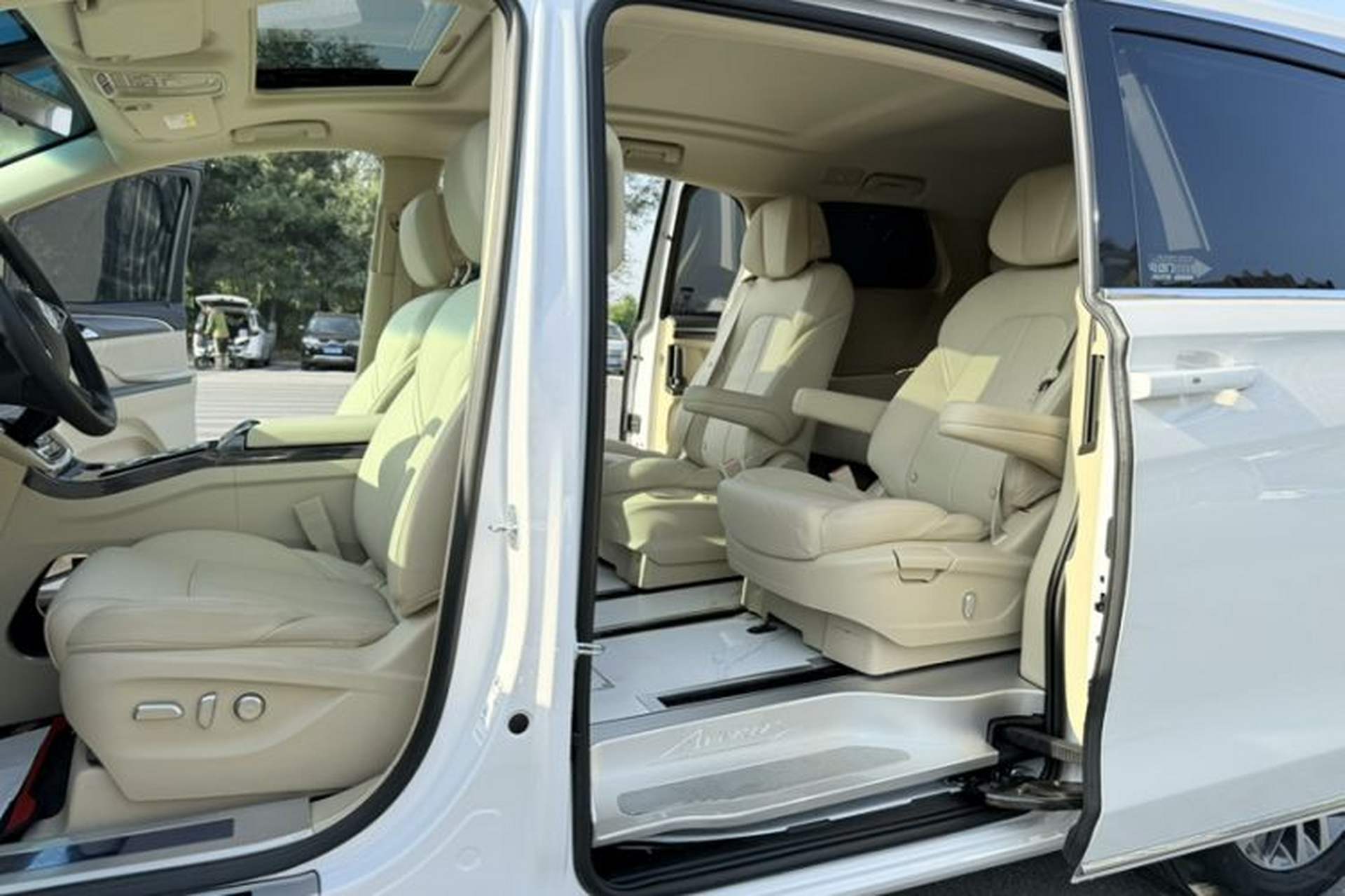 Used Buick GL8 2023 ES Lu Zun Deluxe Model Interior 1