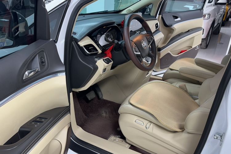 Used Buick GL8 2023 Facelifted Land Cruiser Executive Luxury Version Interior 1