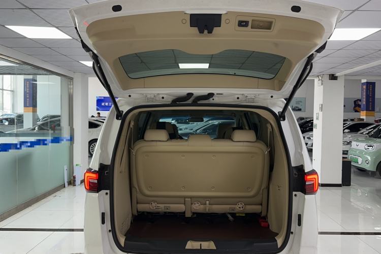Used Buick GL8 2023 Facelifted Land Cruiser Executive Luxury Version Interior 1