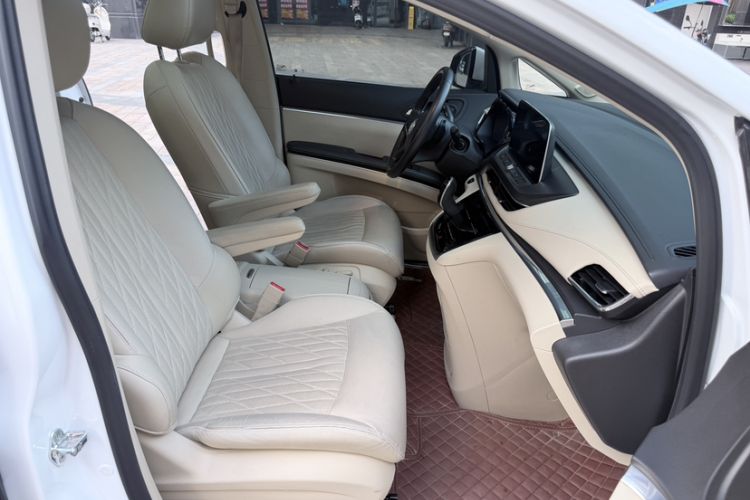Used Buick GL8 2023 Land Executive Class Deluxe Model Interior 2