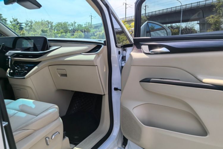 Used Buick GL8 2023 ES Lu Zun Deluxe Model Interior 2