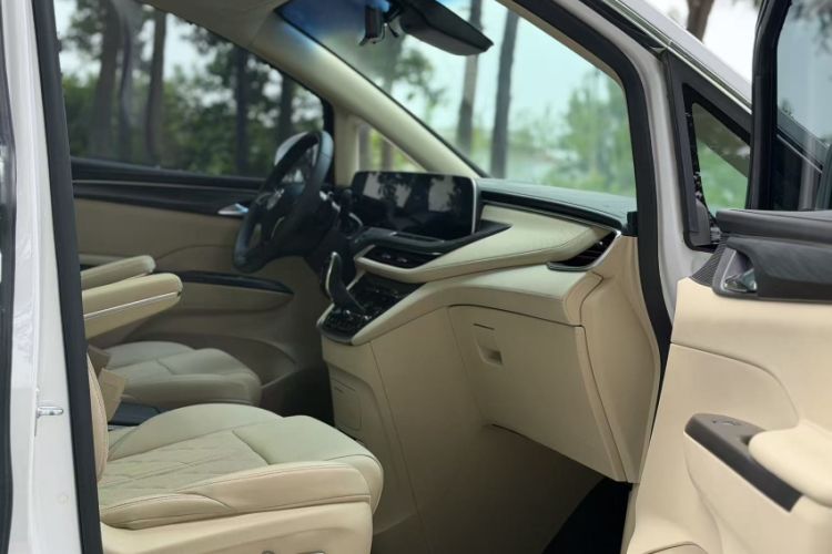 Used Buick GL8 2023 ES Lu Zun Luxury Model Interior 2