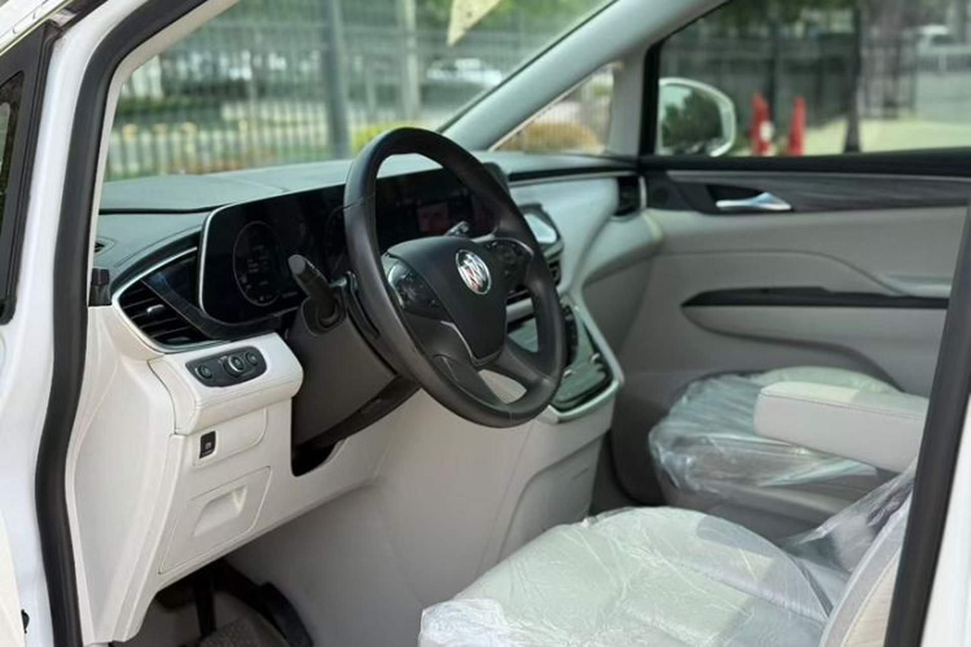Used Buick GL8 2023 ES Lu Zun Deluxe and Yue Edition Interior 2