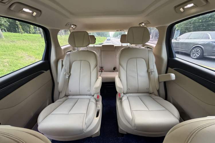 Used Buick GL8 2023 ES Lu Zun Deluxe Model Interior 3