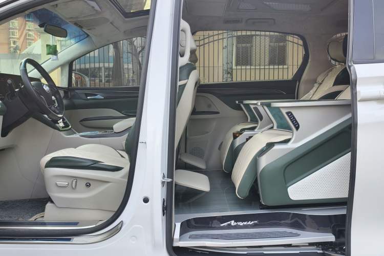 Used Buick GL8 2023 ES Lu Zun Comfort Model Interior 4